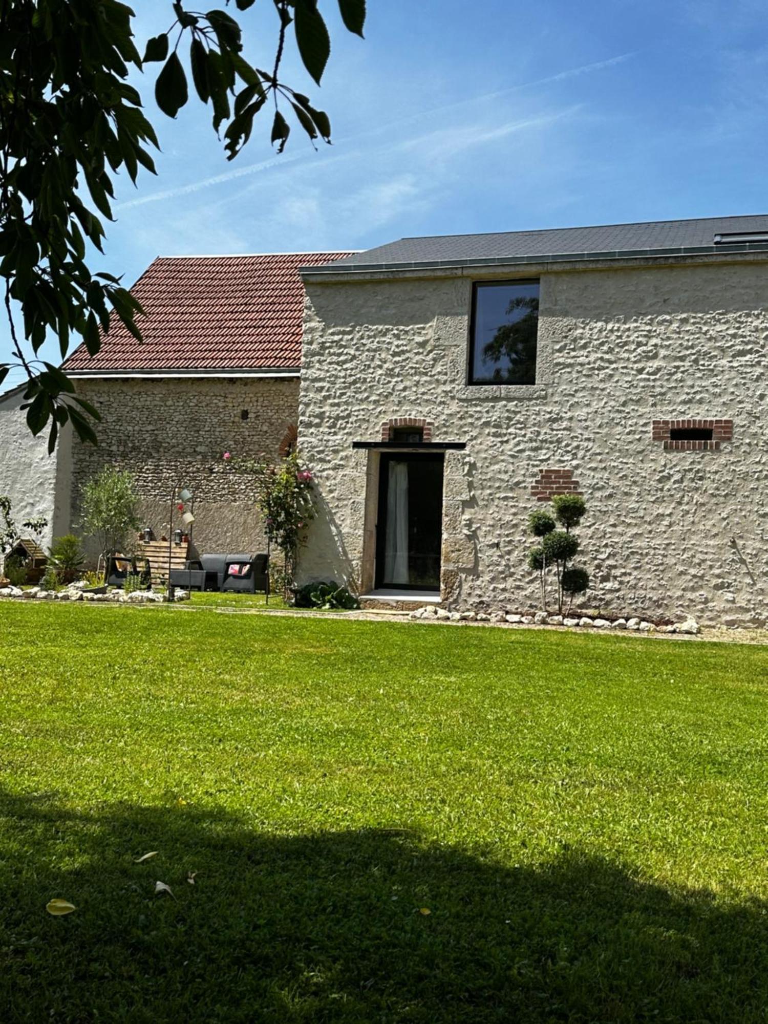 Gite Du Chat Roux La Chapelle-Saint-Martin-en-Plaine Exterior photo